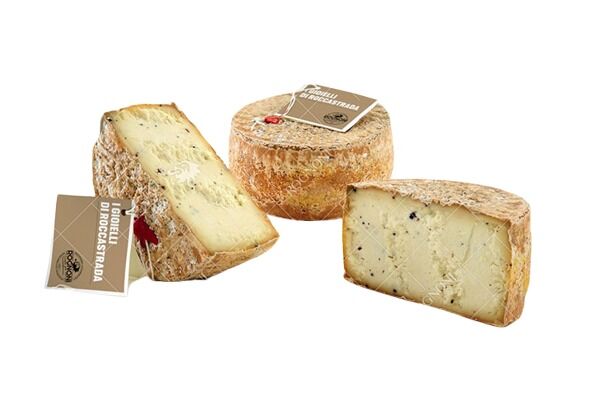 320156 Кусок овче сирене Пекорино с трюфел от Rognoni на дървена дъска.