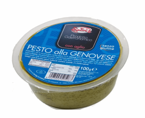 Песто Дженовезе Santori – бурканче 100 г със зелен сос върху мраморна повърхност