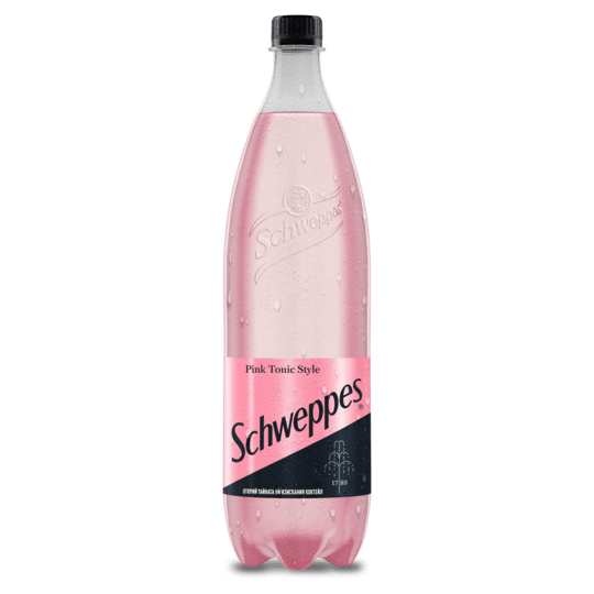 Пластмасова бутилка 1.25 л от розов тоник Schweppes с лепенка „Pink Tonic Style“ и ефервесцентна газирана вода.