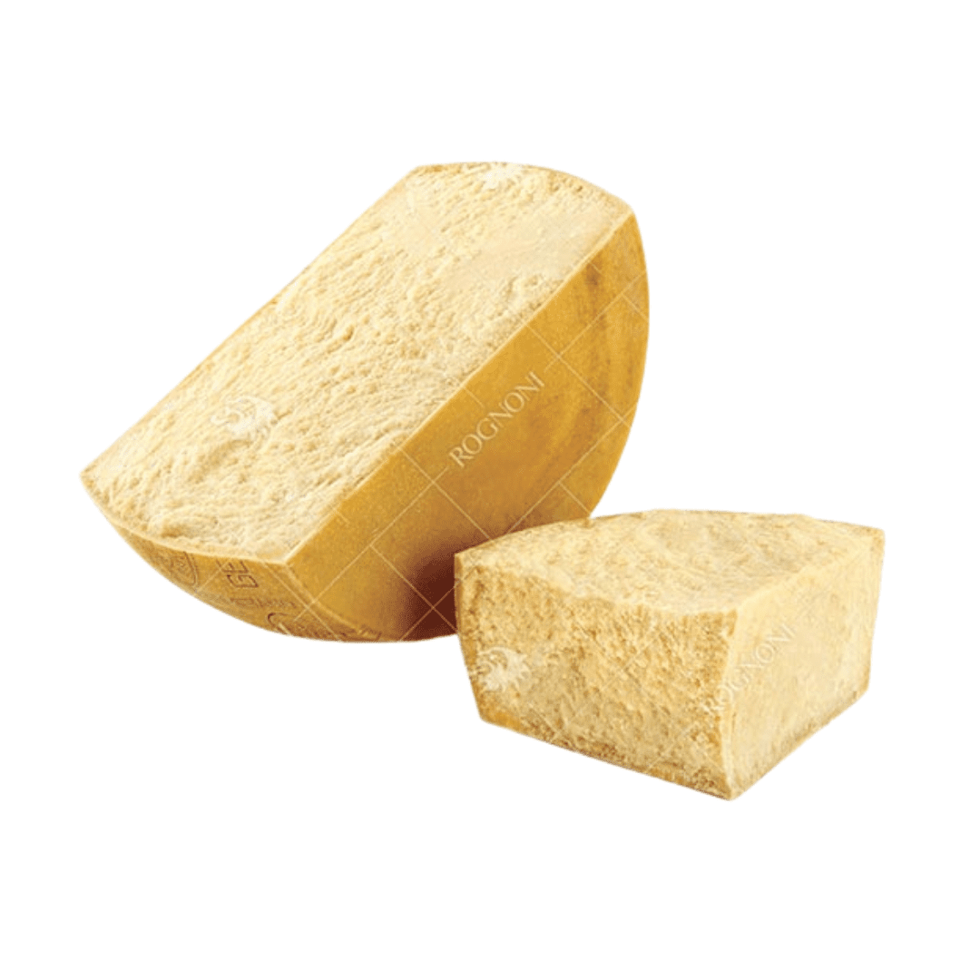 Къс от пармезан Rognoni, отрязан от голяма пита с видима текстура и златист цвят.