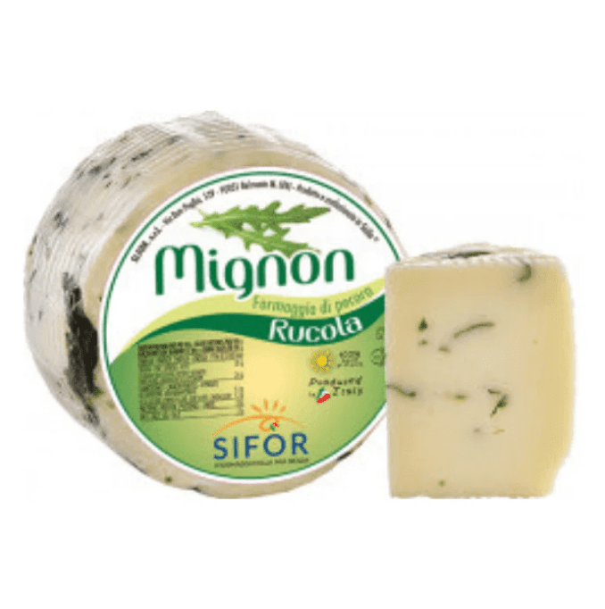 Овче сирене Sifor Примосале, поръсено с прясна рукола, представено на дървена дъска.